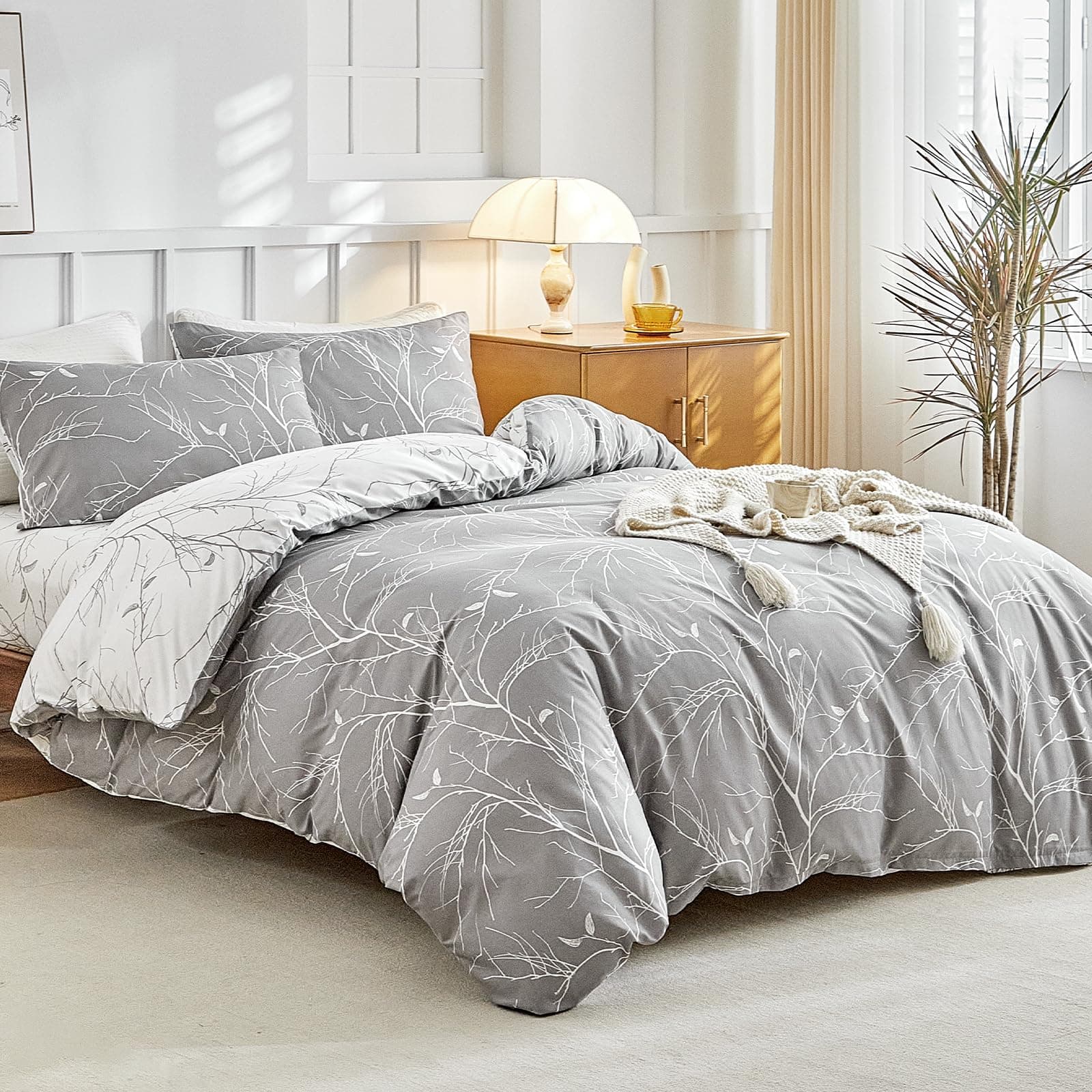 Tokokimo Parure de Lit 4 Pièces Housse de Couette 240x260cm + Drap Housse 160x200cm avec 2 Taies d'oreillers 65x65cm en Microfibre, Motifs de Branches et de Feuilles, Gris Blanc